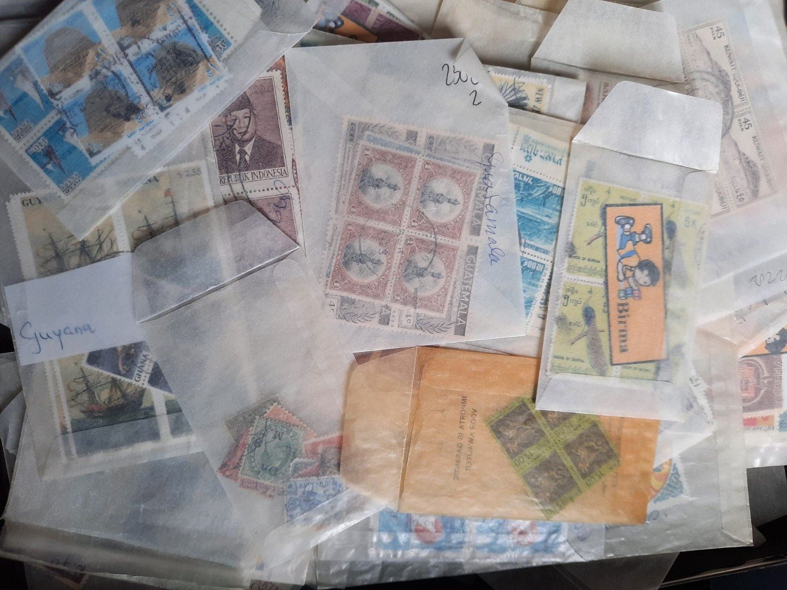 Doos met 50 zakjes landen postzegels - Diverse landen, Postzegels en Munten, Verzenden, Buitenland