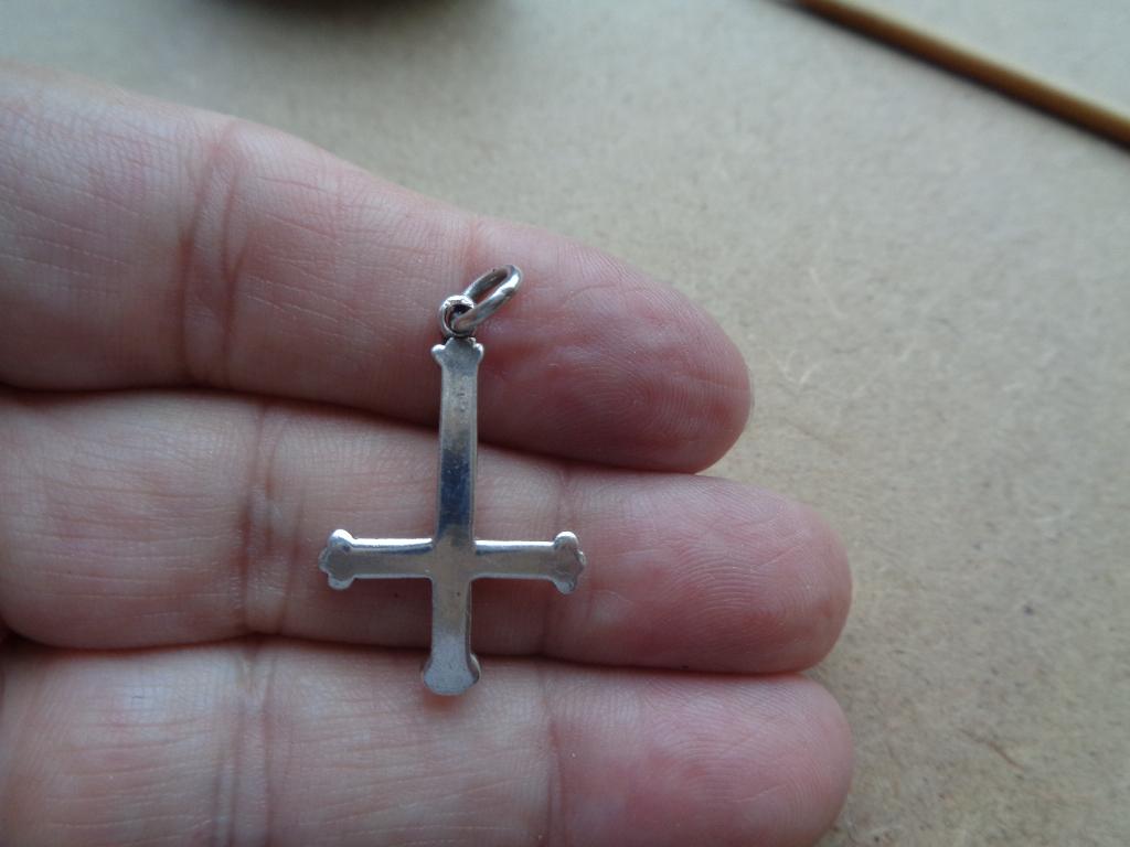 zilveren omgekeerd kruis hanger [745], Verzenden, Zo goed als nieuw, Kruis of Symbool, Zilver