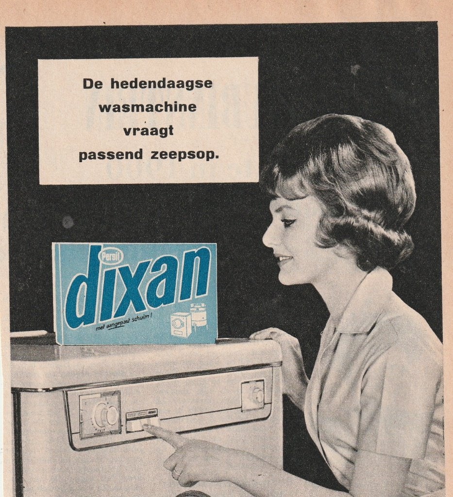 Retro reclame 1961 Dixan wasmiddel vrouw bij wasmachine, Verzamelen, Verzenden, Overige typen