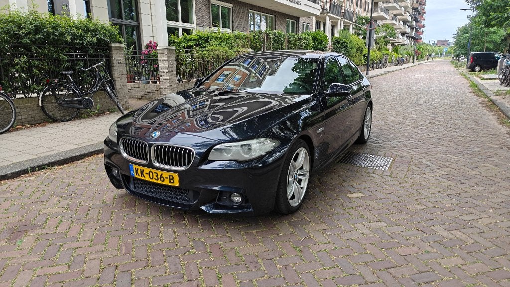 BMW 520i High Executive M-Sport | Comfortstoelen | NL Auto, Achterwielaandrijving, 4 cilinders, 2000 kg, Zwart