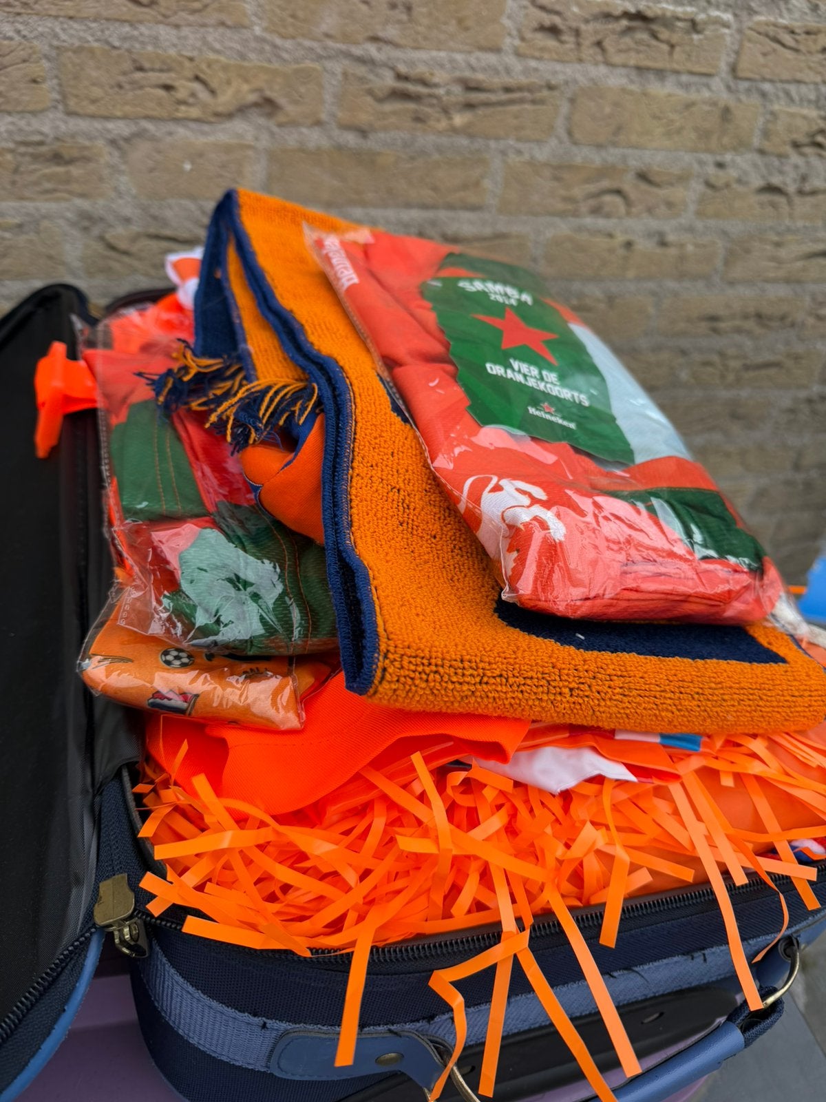 Koffer vol oranje attributen /spullen, Ophalen, Overige typen