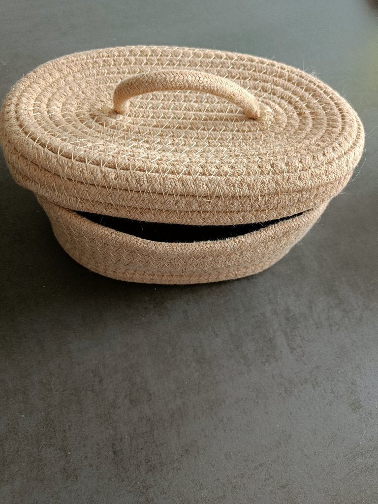 Ronde rieten mand met deksel, Huis en Inrichting, Woonaccessoires | Schalen en Manden, Mand, Ophalen of Verzenden, Zo goed als nieuw