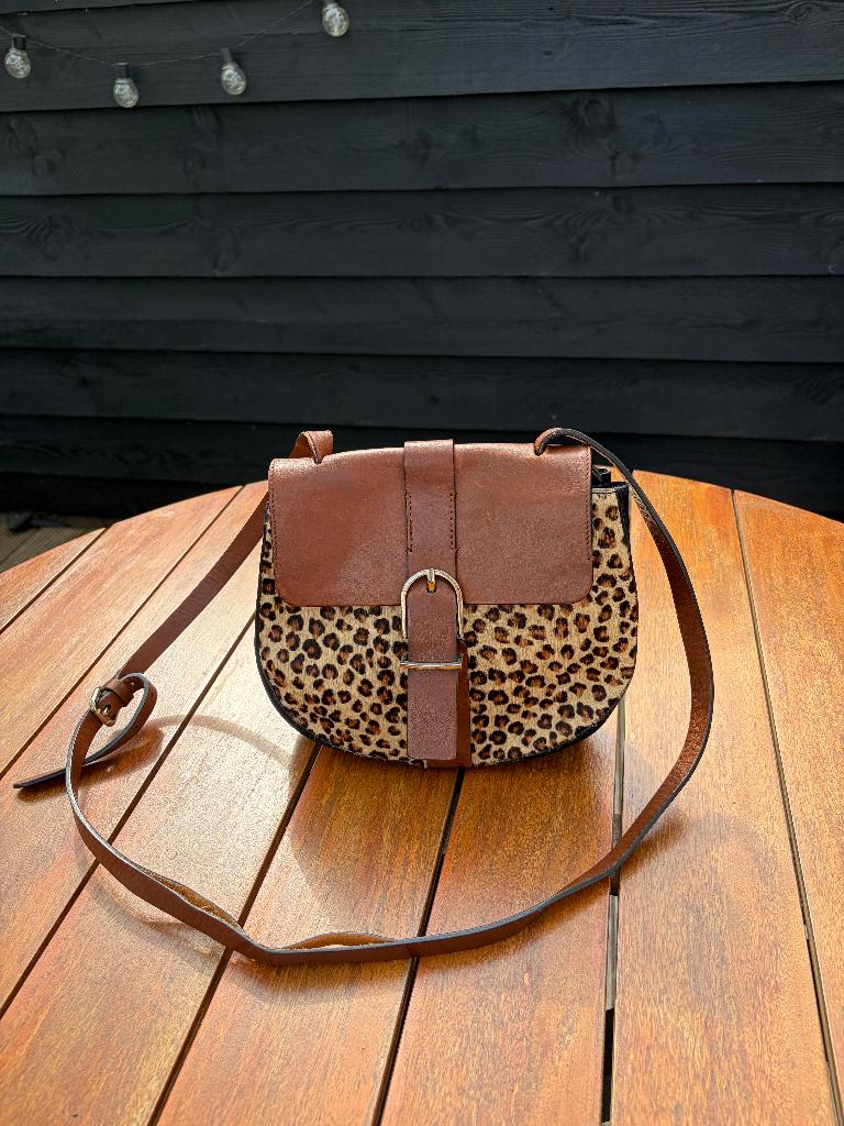 Massimo Dutti crossbody saddle bag, Sieraden, Tassen en Uiterlijk, Tassen | Damestassen, Gebruikt, Schoudertasje, Bruin, Ophalen