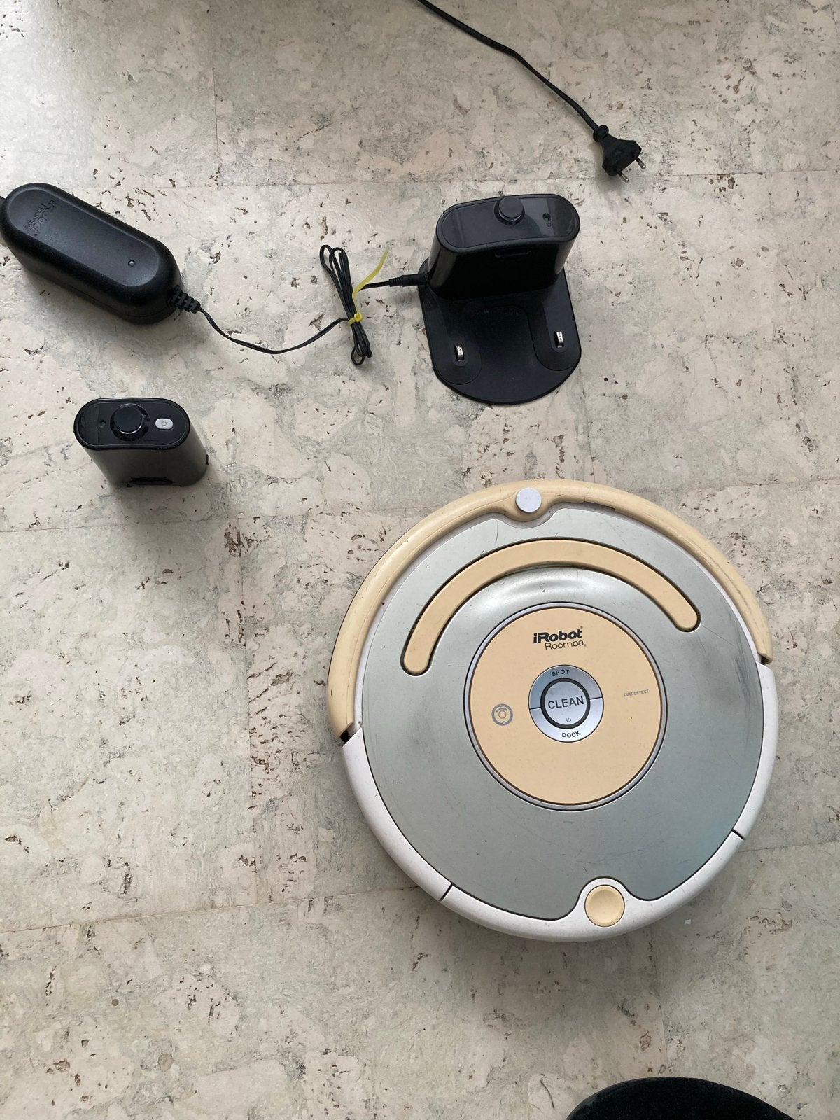iRobot Roomba 531 Robotstofzuiger met oplader en virtuele wa, Witgoed en Apparatuur, Gebruikt, IRobot, Robotstofzuiger, Reservoir