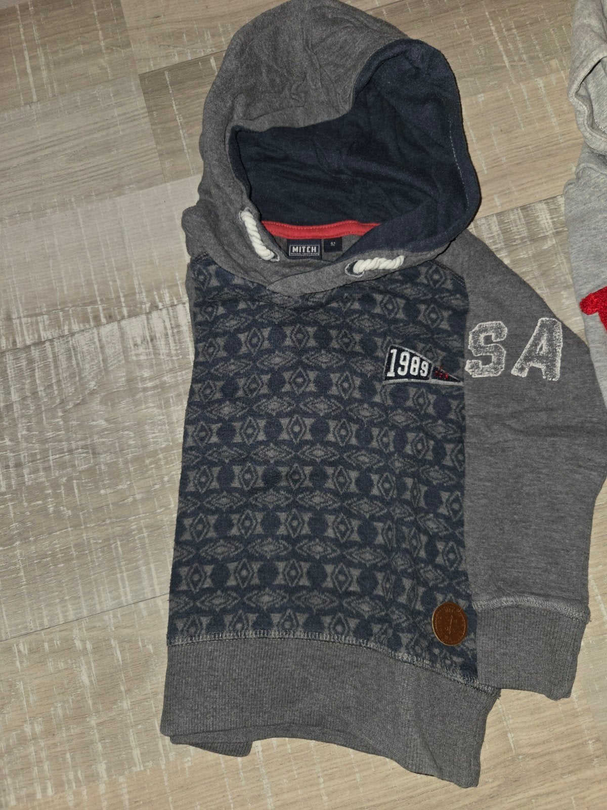 Dunne trui met capuchon - Mitch - Maat 92, Kinderen en Baby's, Kinderkleding | Maat 92, Gebruikt, Trui of Vest, Ophalen of Verzenden