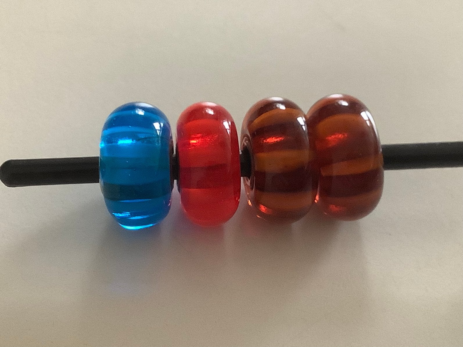 Getreepte bedels van trollbeads. Bruin, rood en blauw., Ophalen of Verzenden, Zo goed als nieuw, Glas of Kristal, Trollbeads