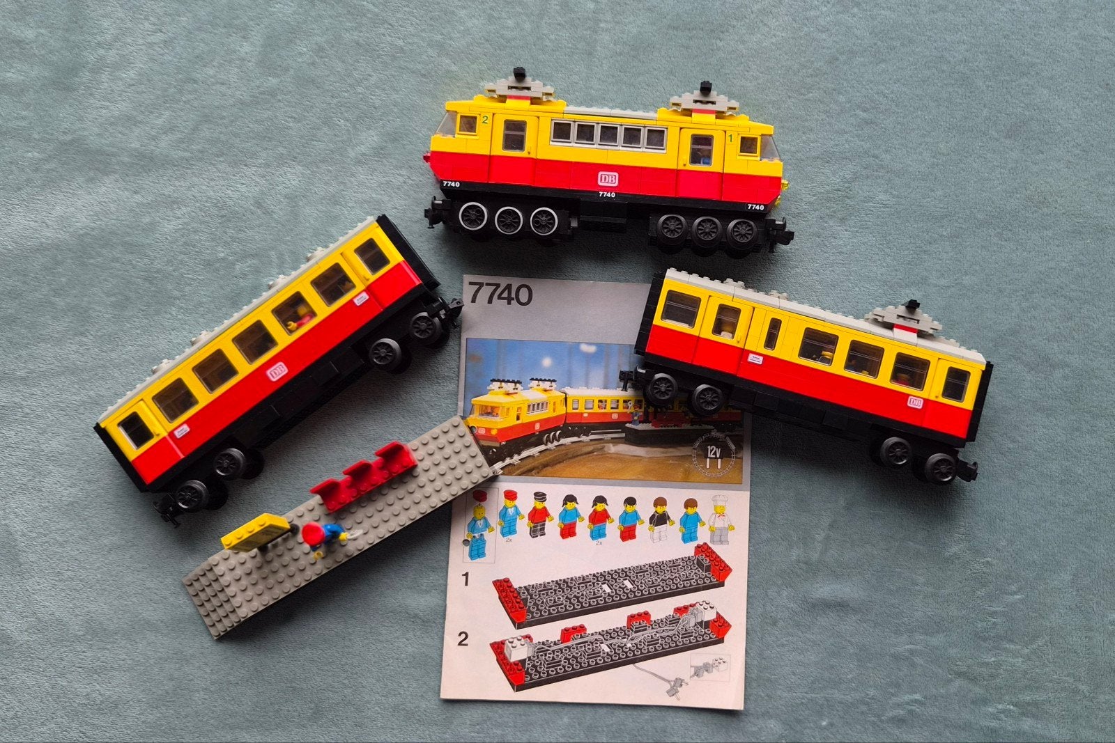 Lego trein 12 Volt rails locomotief, wagons (set 7740) boek., Gebruikt, Lego, Ophalen of Verzenden, Compleet