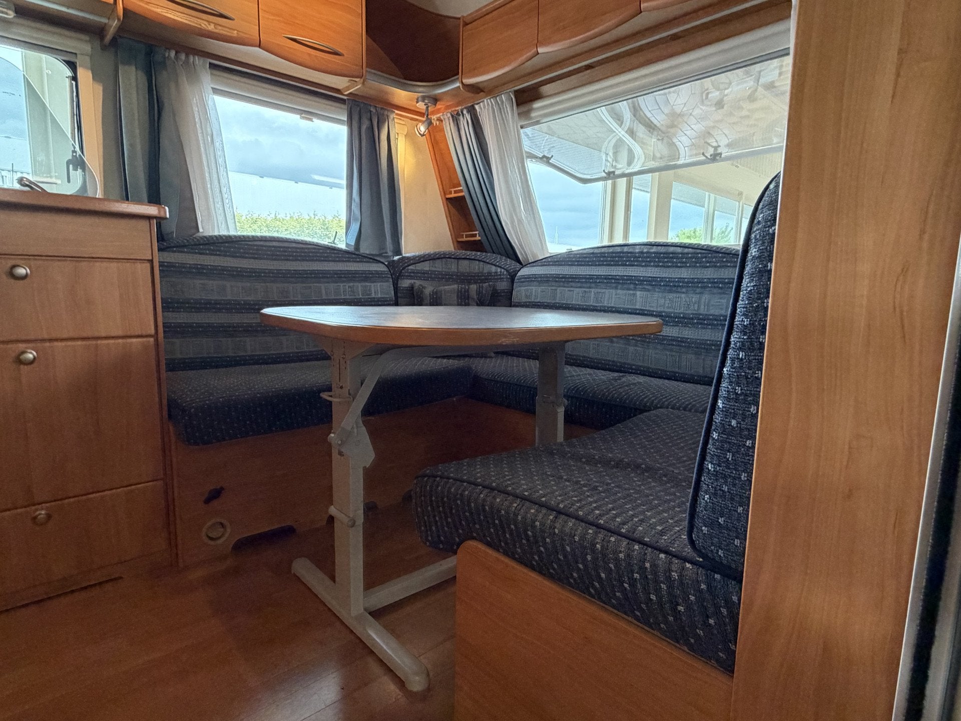 Adria BWJ 2005 ADORIX 512 UP MOVER | TULE FIETSENREK | BADKA, Vast bed, Bedrijf, Adria, Azieweg 17
9407TC  ASSEN, NL