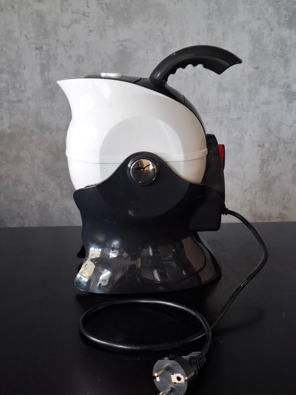 Kantelbare waterkoker, veilig heet water inschenken. Uccello, 1 tot 2 liter, Ophalen of Verzenden, Gebruikt