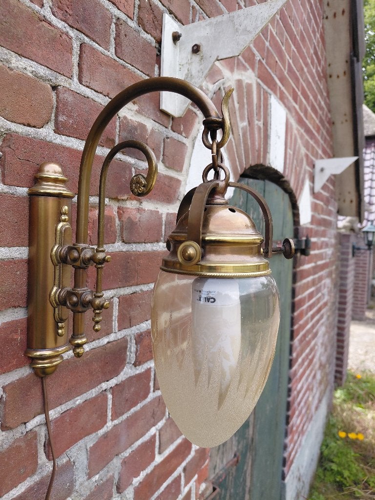 Vintage koperen wandlamp met glazen bol., Verzenden