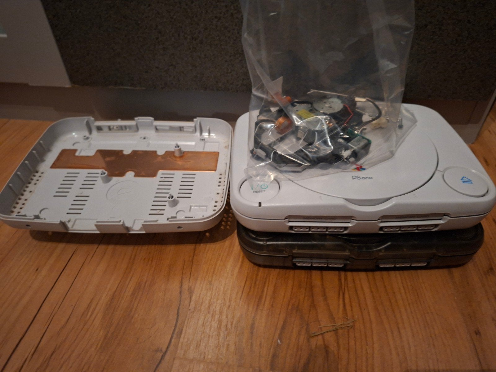 2x PS One voor onderdelen, Ophalen of Verzenden, Niet werkend, Zonder controller