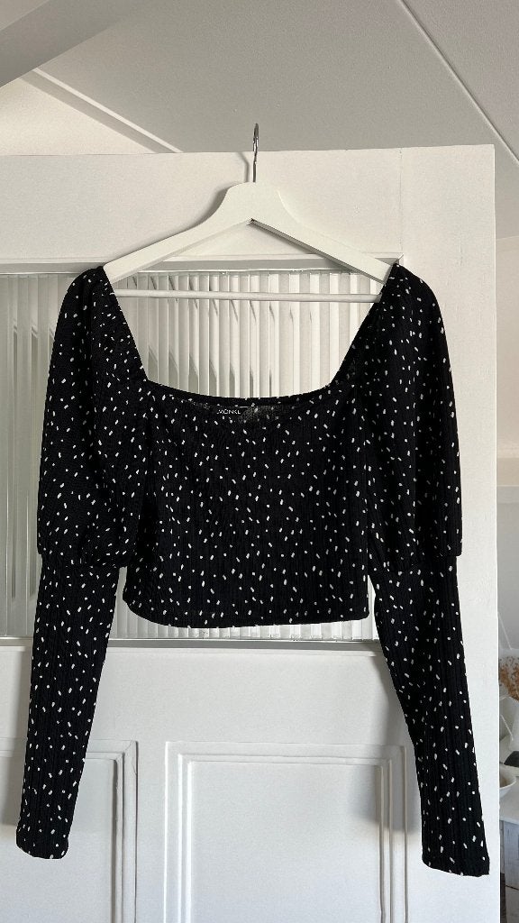 Korte top met zwart wit print van Monki maat S, Kleding | Dames, Tops, Zwart, Ophalen of Verzenden, Zo goed als nieuw, Maat 36 (S)