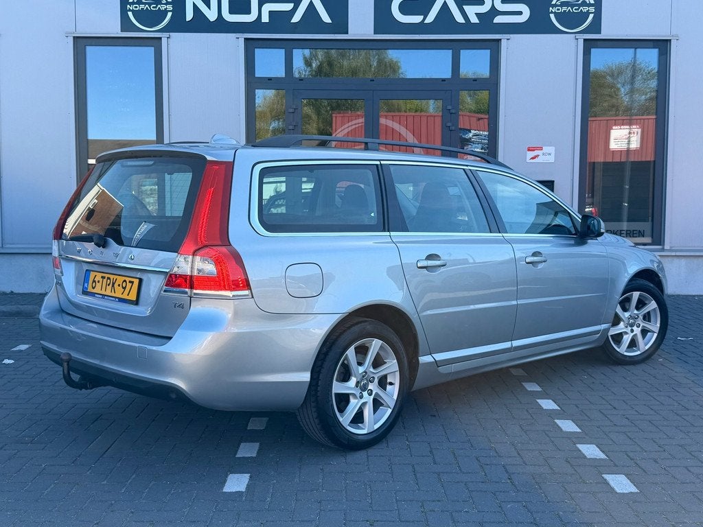 Volvo V70 1.6 T4 Nordic+|Leer|Trekhaak|xenon|Navi|PDC|NAP, 4 cilinders, Met garantie (alle), 1600 kg, Zilver of Grijs