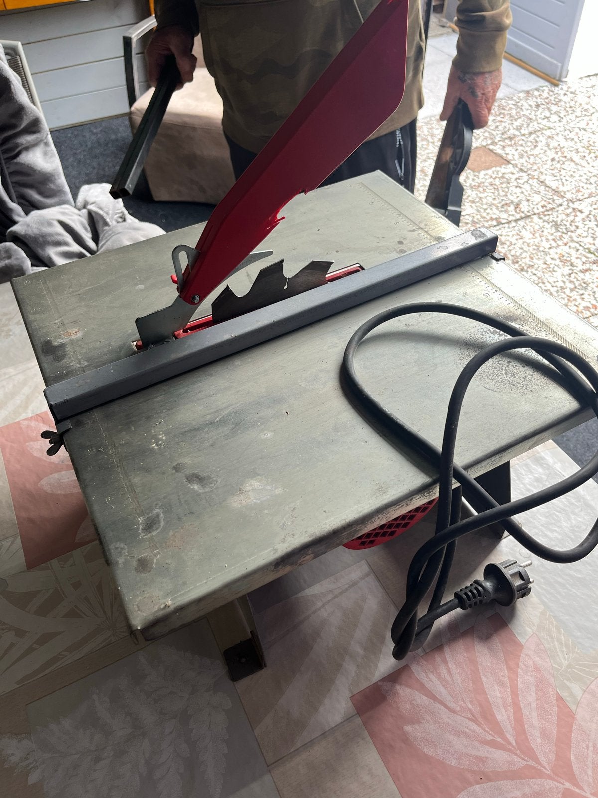 Robuuste Zaagtafel - Ideaal voor diverse zaagklussen, Ophalen, Gebruikt, Cirkelzaag, 600 tot 1200 watt