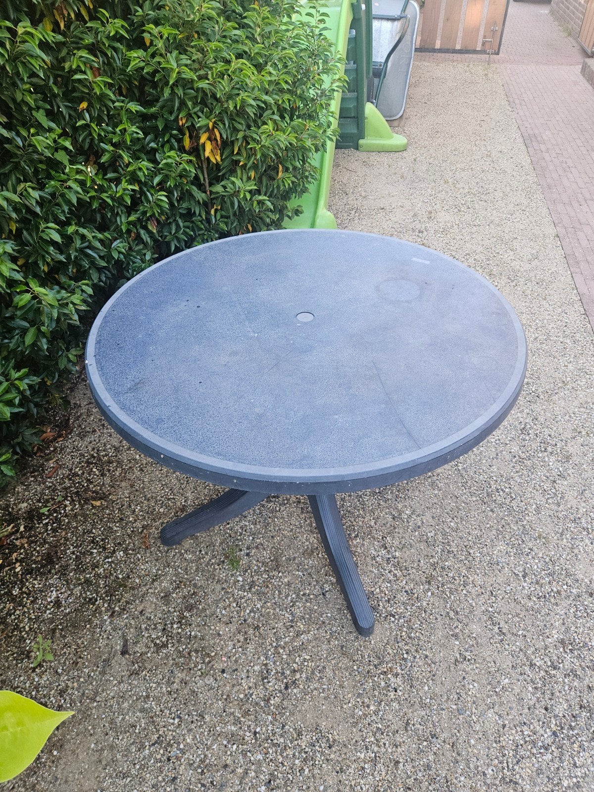 Gebruikte ronde tuintafel - ideaal voor buiten, Ophalen, Gebruikt, Rond, Kunststof