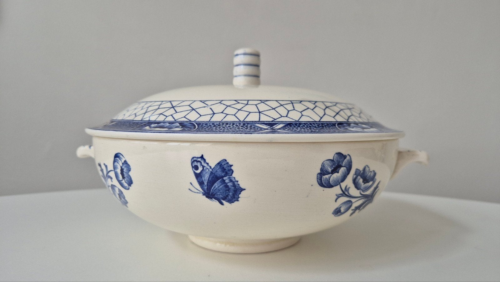 Oude dekschaal terrine Butterfly Maastricht Societe Ceramiqu, Ophalen of Verzenden