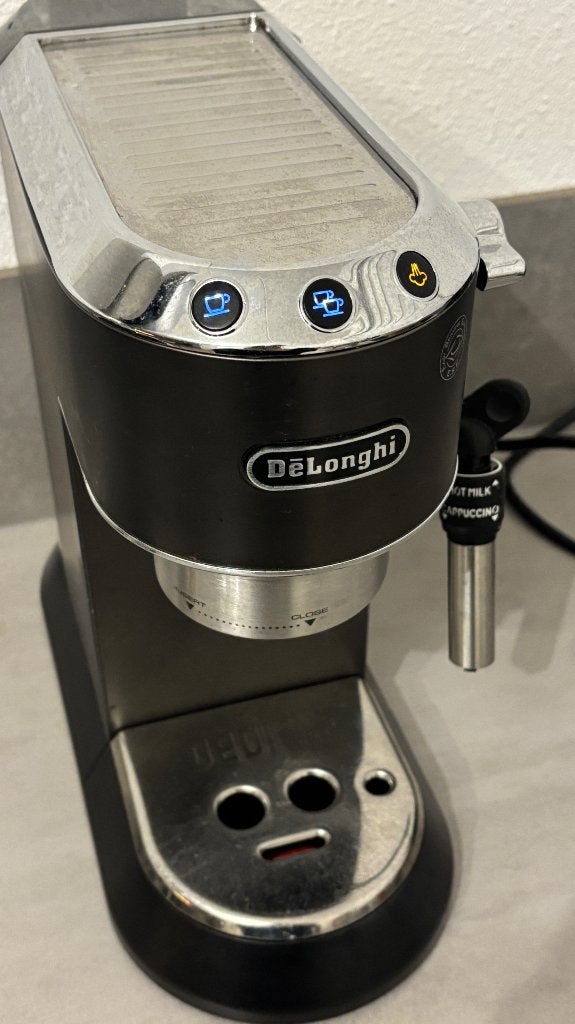 Foto 4 van DE LONGHI Dedica EC685.BK Pistonmachine - Zwart