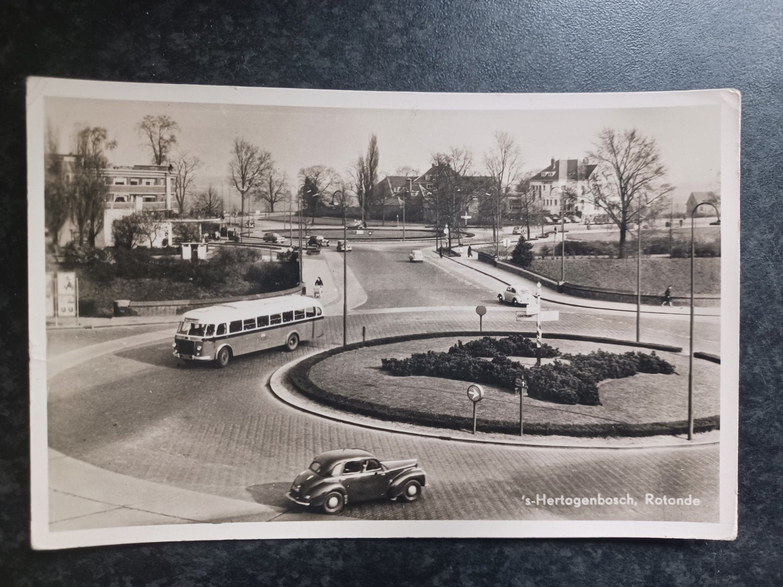 's Hertogenbosch Rotonde met bus en oude auto 1956, Verzamelen, Ophalen of Verzenden, 1940 tot 1960, Gelopen, Noord-Brabant