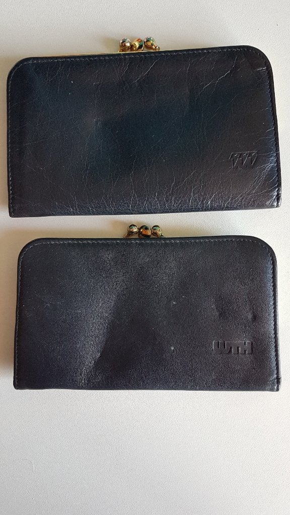 2 zwarte portemonnees met logo, ca. 16 x 9 cm., gebruikt, Sieraden, Tassen en Uiterlijk, Portemonnees, Ophalen of Verzenden, Zwart