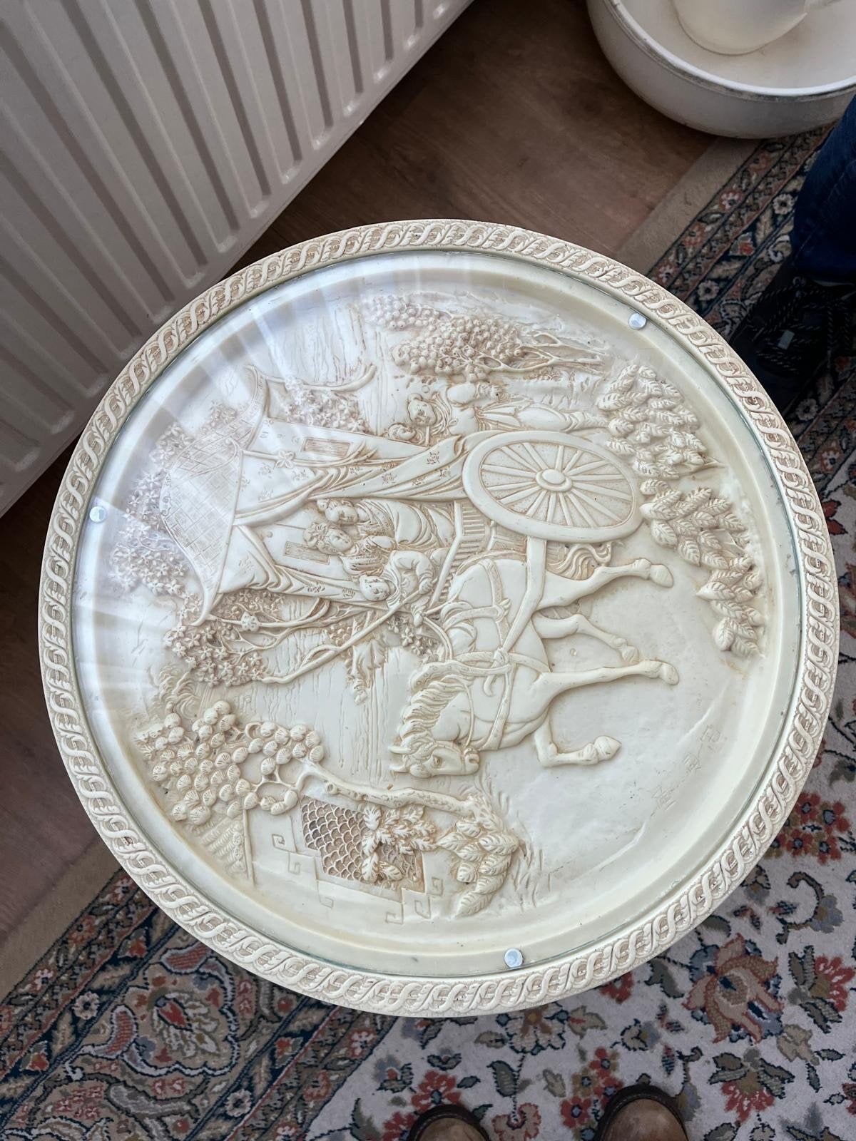 Bijzettafel met gedetailleerde voet en glazen blad, Overige materialen, Gebruikt, Rond, Oosters, Klassiek, Gedetailleerd