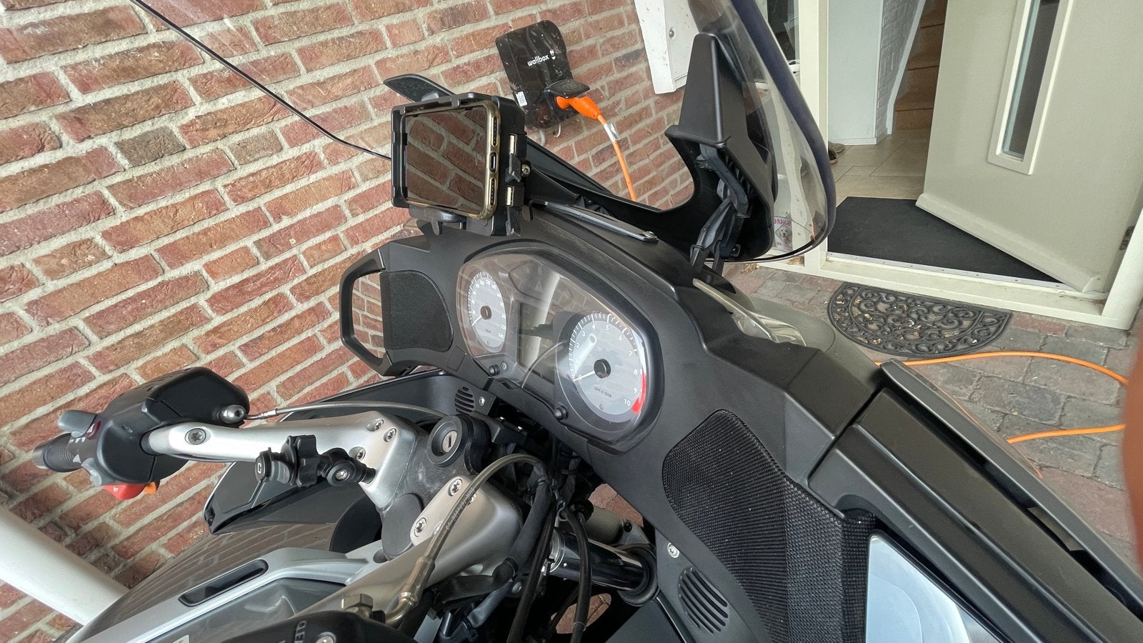 BMW R1200RT 2005- 2013 telefoonhouder met USB-oplader, Motoren, Ophalen of Verzenden, Zo goed als nieuw