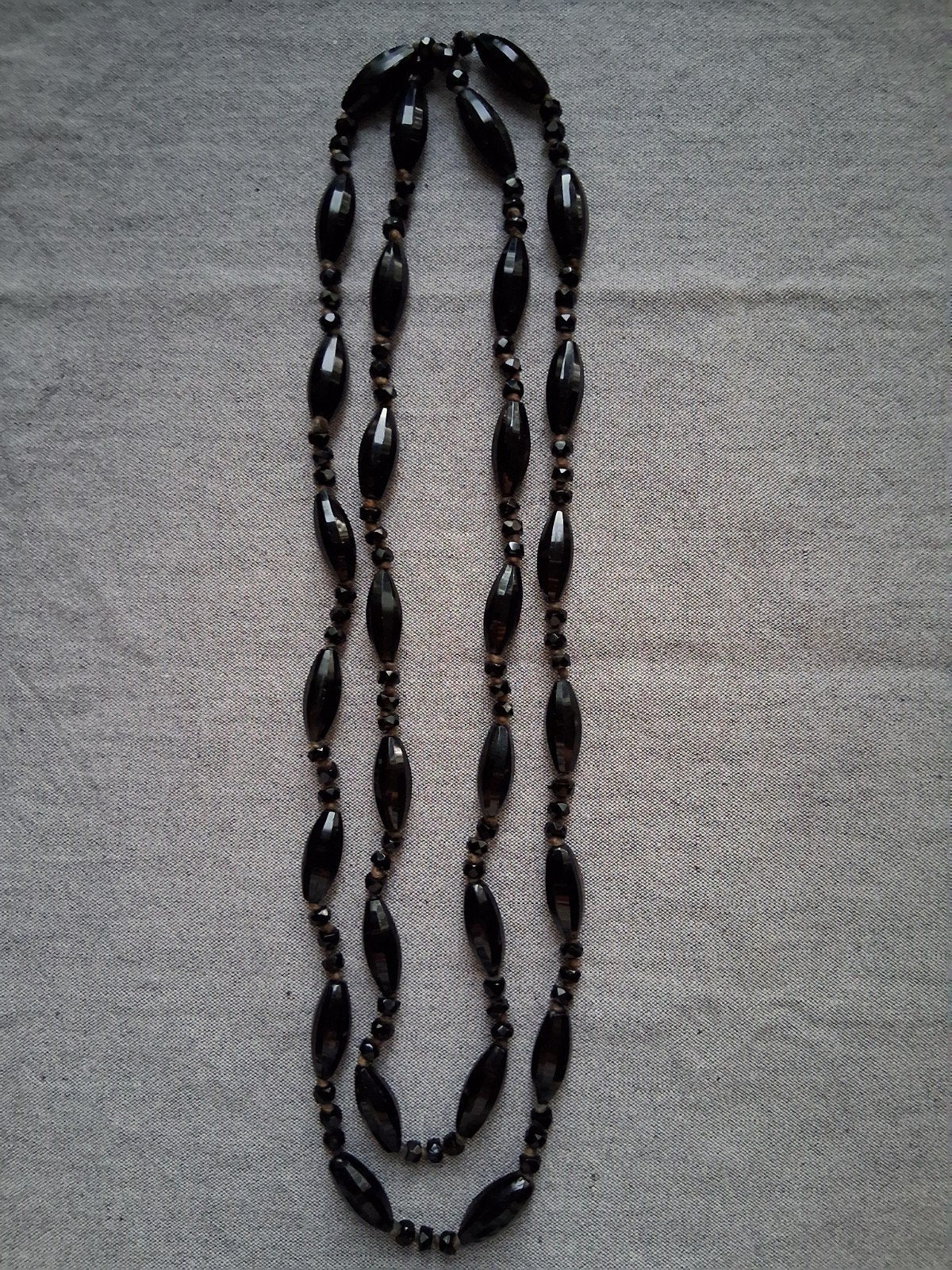 Oude en zeer lange (git) ketting, Sieraden, Tassen en Uiterlijk, Antieke sieraden, Ophalen of Verzenden, Overige materialen, Ketting