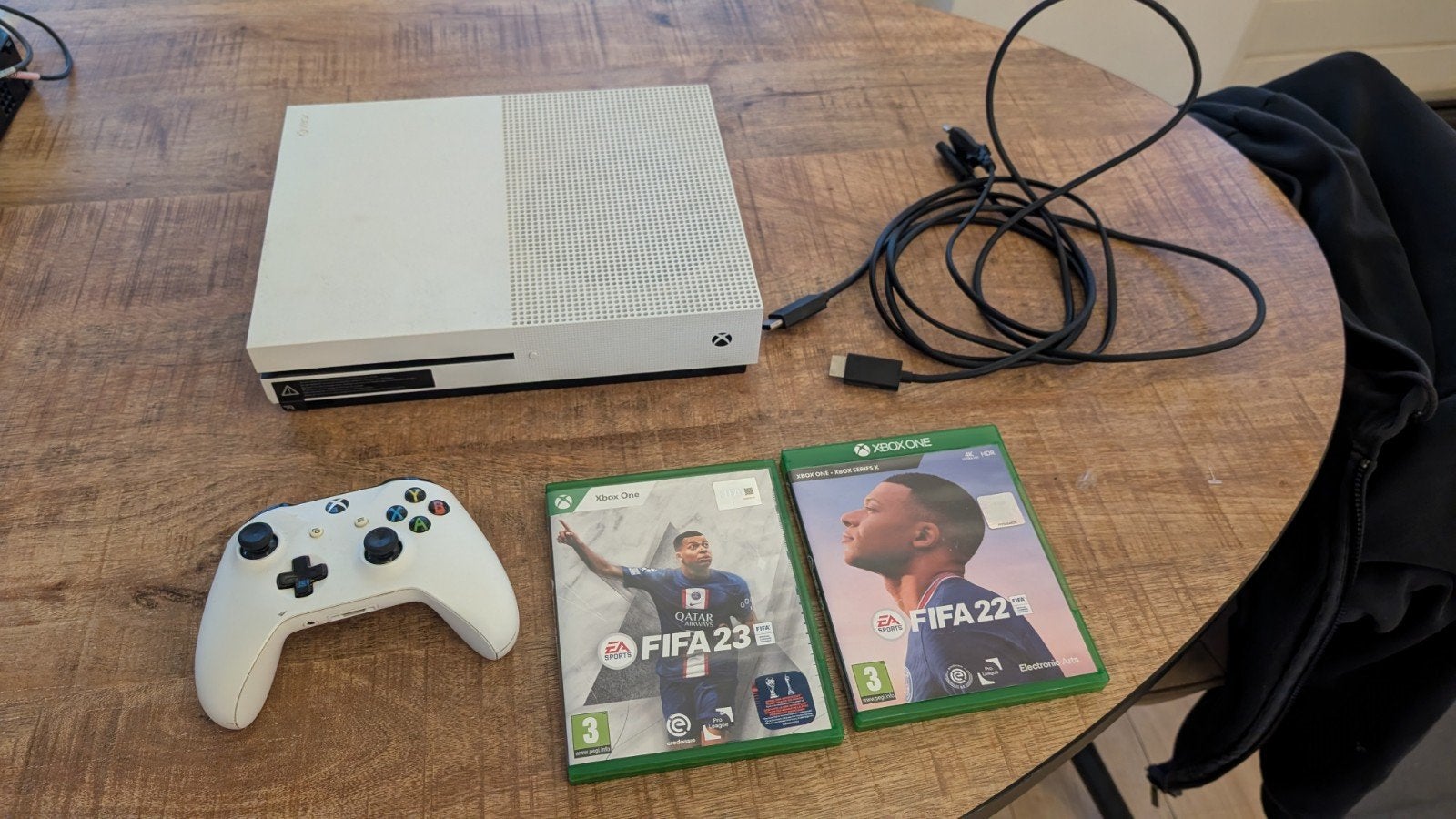 Xbox One S met controller en FIFA 22 & 23, Xbox One S, Ophalen of Verzenden, Zo goed als nieuw, Met 1 controller