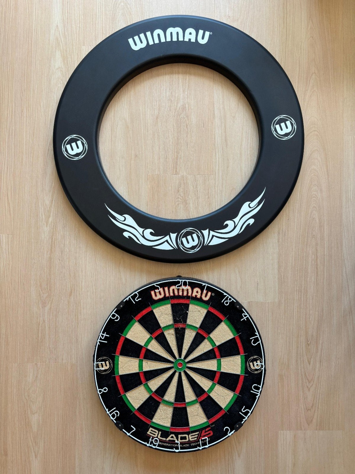 Winmau Dartset: Blade 5 Dartbord, Surround Ring & Mat, Sport en Fitness, Darts, Ophalen