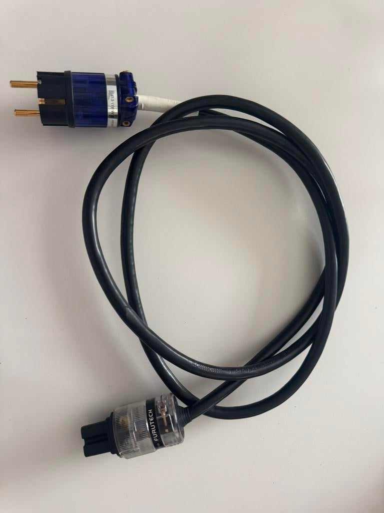 Powercord met Furutech en Isotek connector, Audio, Tv en Foto, Audiokabels en Televisiekabels, Ophalen of Verzenden, Zo goed als nieuw