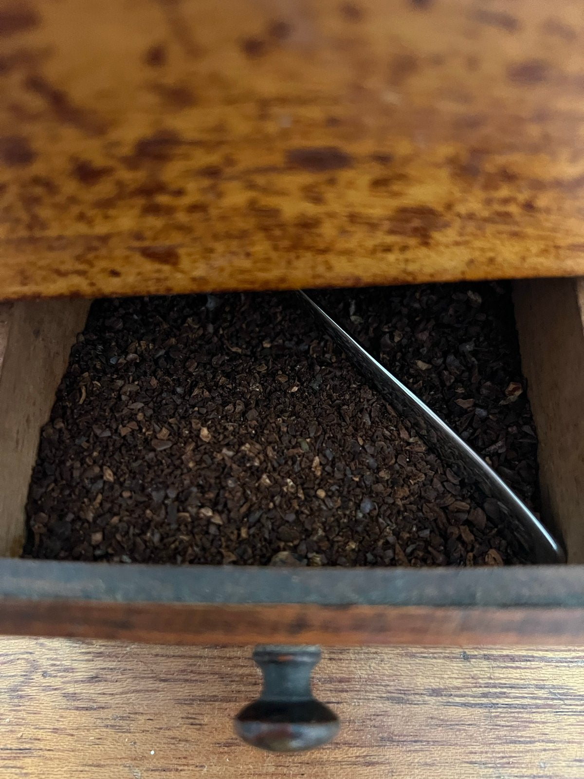 Antieke houten koffiemolen met metalen trechter, Ophalen of Verzenden