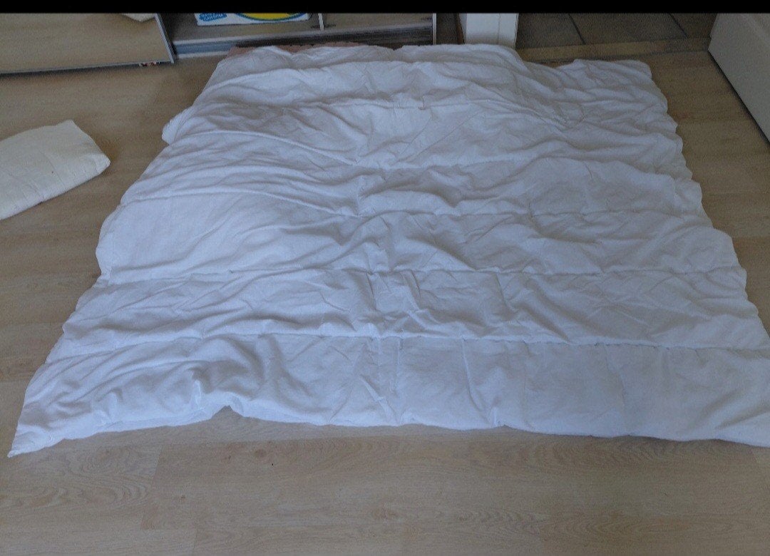 dekbed voor bed van 1m40.
1m85 op 1m65
heb ook nog lakens
he, Ophalen, Wit, Tweepersoons, Deken of Dekbed