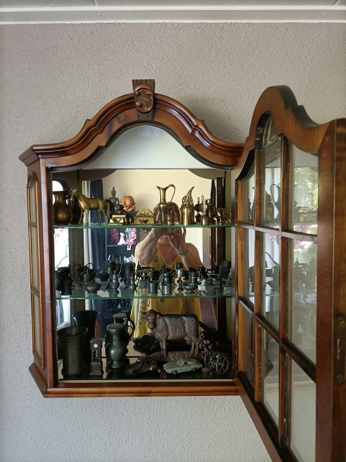 Antieke vitrinekast van hout met glas, Ophalen