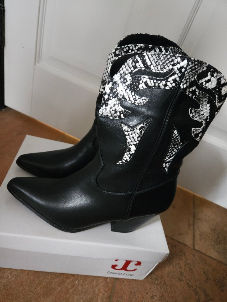 Zwarte cowboylaarzen met slangenprint in maat 38 en 40, Zwart, Lage of Enkellaarzen, Cesario Conti, Nieuw