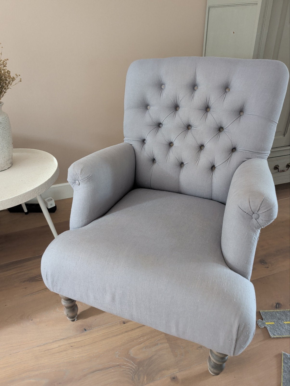 Gecapitonneerde fauteuil - Lichte gebruikerssporen, Huis en Inrichting, Fauteuils, Gebruikt, Hout, Stof, Ophalen of Verzenden