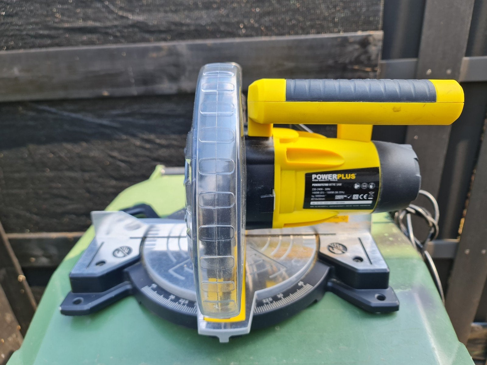 PowerPlus  afkort / verstekzaag, Doe-het-zelf en Verbouw, Gereedschap | Zaagmachines, Ophalen, 1200 watt of meer, Afkortzaag, 70 mm of meer
