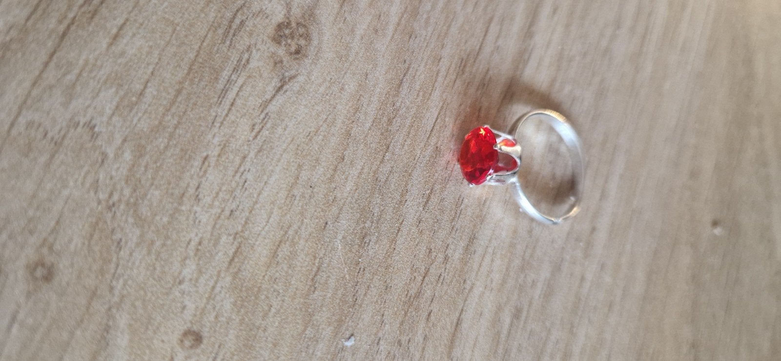 Zilveren ring met rode edelsteen, Gebruikt, Ophalen of Verzenden, 17 tot 18, Met edelsteen