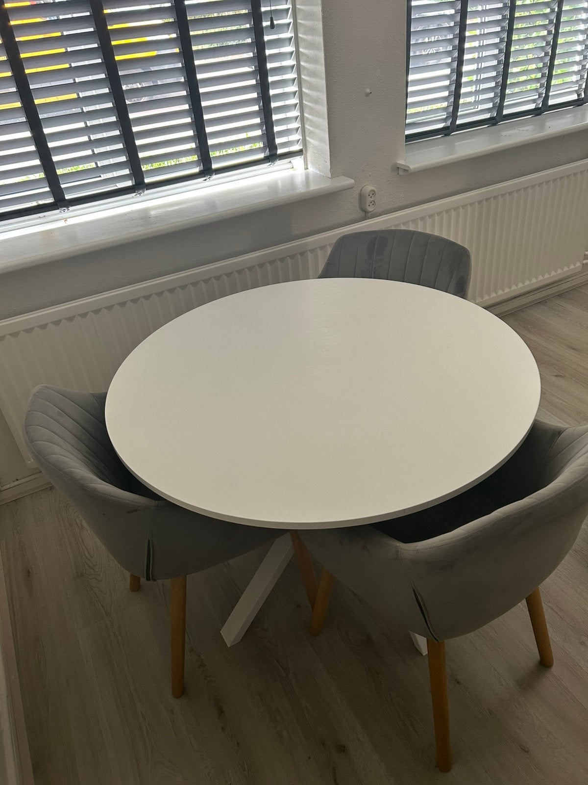 Witte, ronde, ikea tafel, met 3 eetkamerstoelen, Huis en Inrichting, Ophalen, Zo goed als nieuw, Rond, 100 tot 150 cm