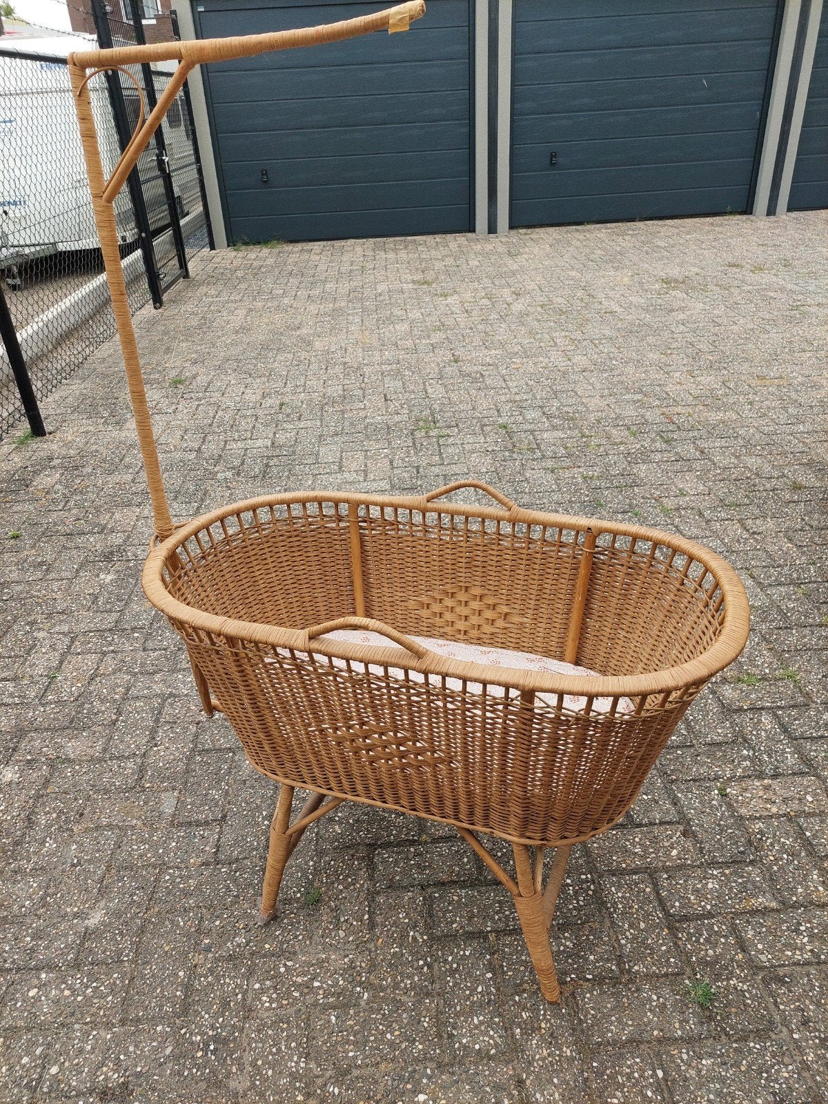 Rotan wieg met standaard en matrasje, Kinderen en Baby's, Ophalen, Gebruikt, Wieg