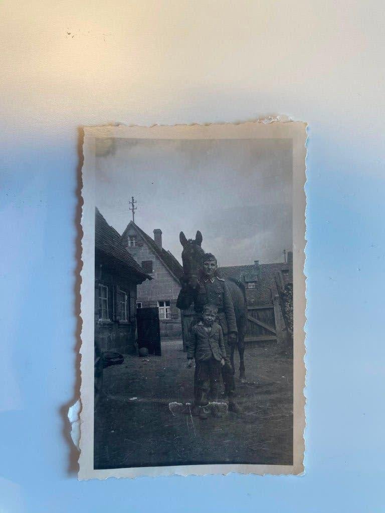 WO2 Foto – Duitse Soldaat met Paard & Kind bij boederij, Verzamelen, Ophalen of Verzenden, Nederland, Foto of Poster