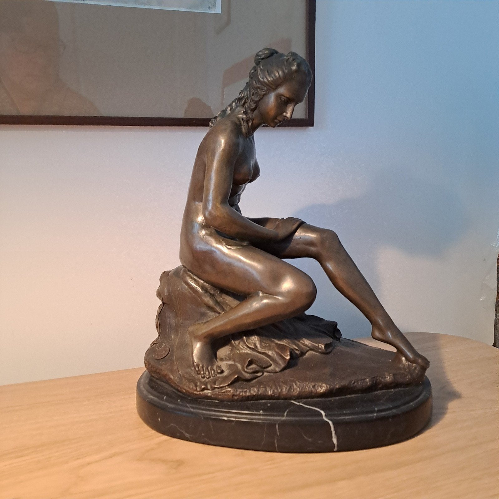 brons beeld vrouw badend gesigneerd, Ophalen of Verzenden