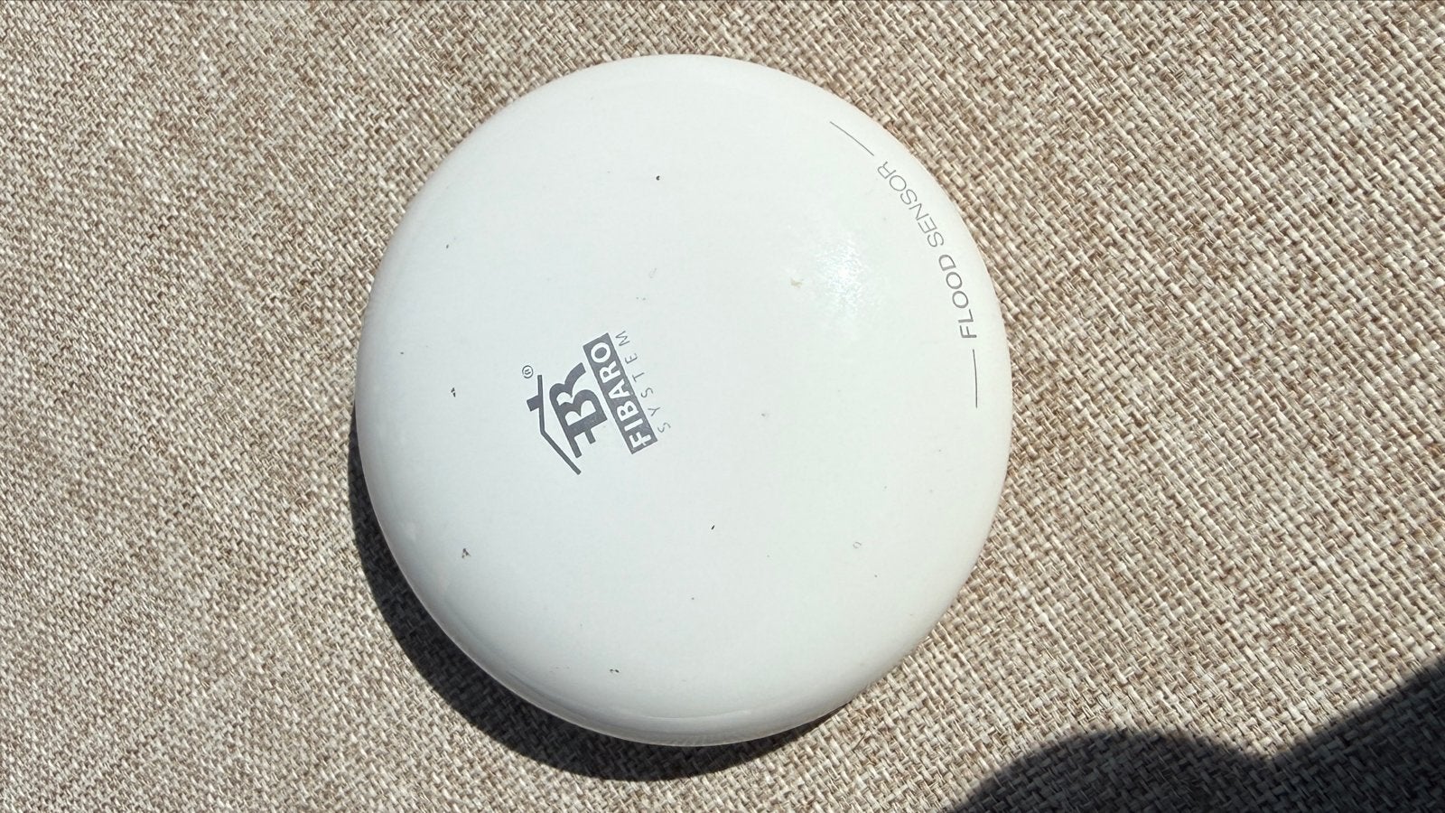 Fibaro Flood Sensor - Draadloze Watermelder, Gebruikt, Detector, Sensor of Melder, Ophalen of Verzenden, Overige soorten