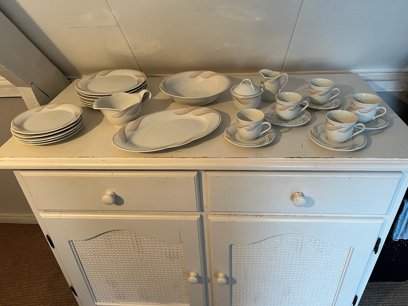 Compleet servies met roze en grijze accenten, Huis en Inrichting, Keuken | Servies, Nieuw, Ophalen of Verzenden, Overige stijlen
