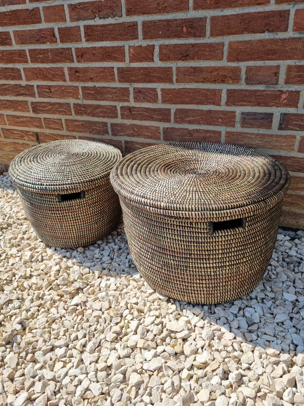 Set van 2 platte, zwarte zeegras afrikaanse  manden, Handgemaakt, Mand, Rond, Nieuw