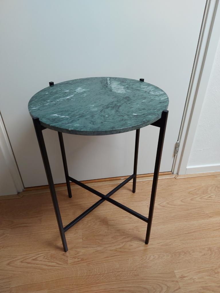 Groen marmeren bijzettafeltje met metalen onderstel. 57x41cm, Huis en Inrichting, Tafels | Bijzettafels, Overige materialen, Rond