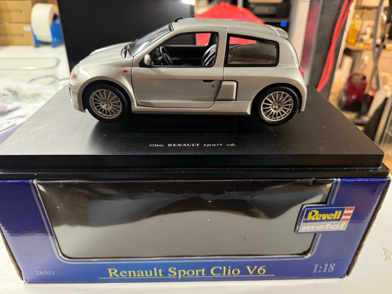 Revell Renault Sport Clio V6 1:18 Modelauto, Ophalen of Verzenden, Gebruikt, Auto, Revell