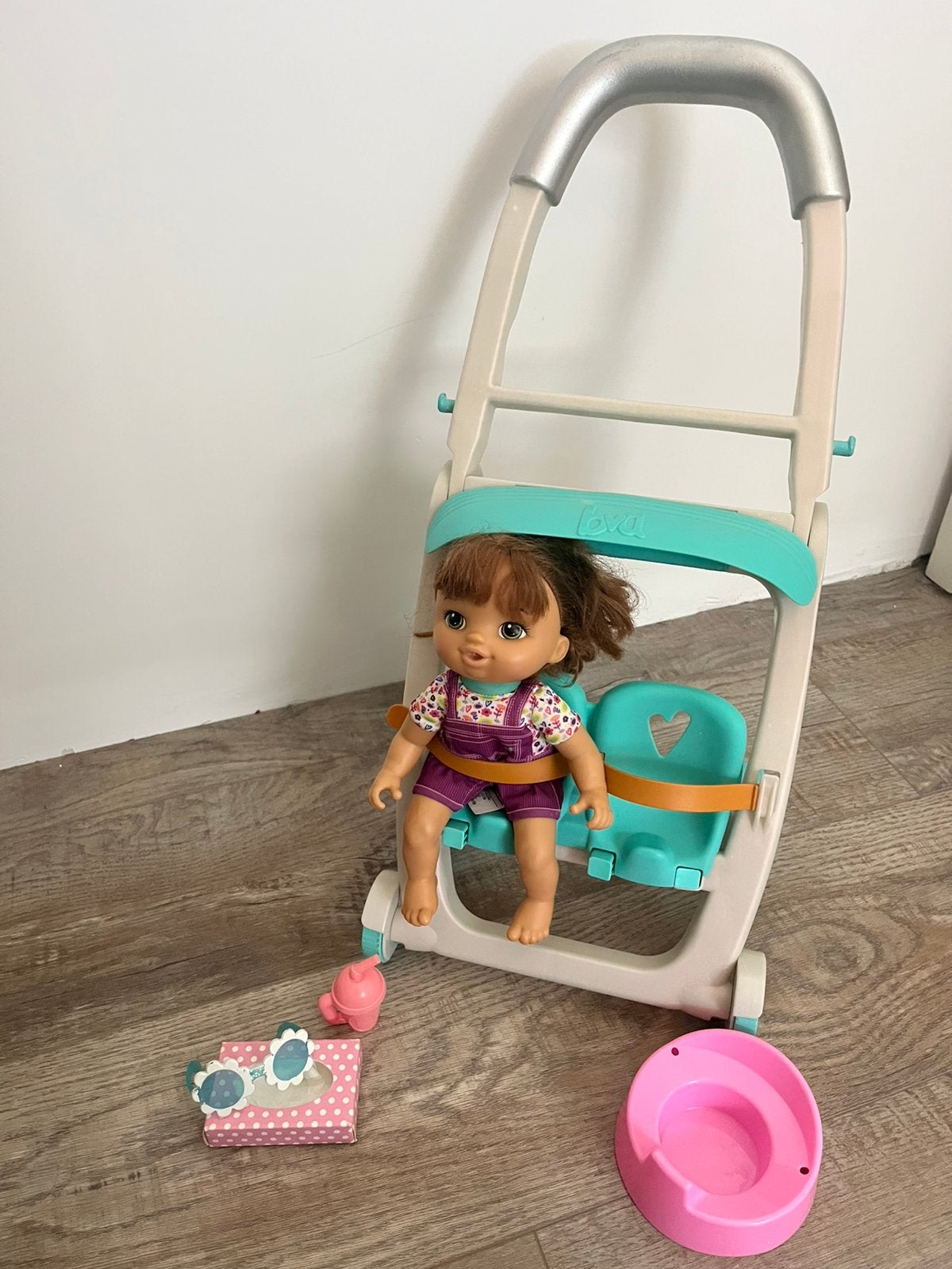 BA poppenbuggy met pop en accessoires – dubbele zitplaats, Ophalen of Verzenden, Zo goed als nieuw, Babypop