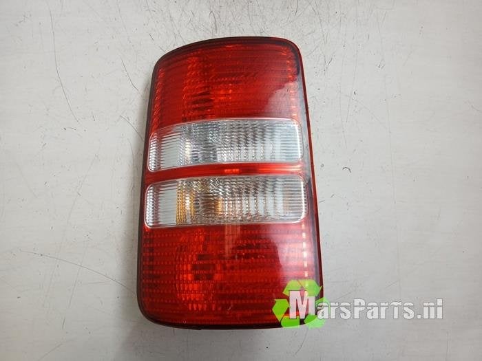 Achterlicht links van een Volkswagen Caddy