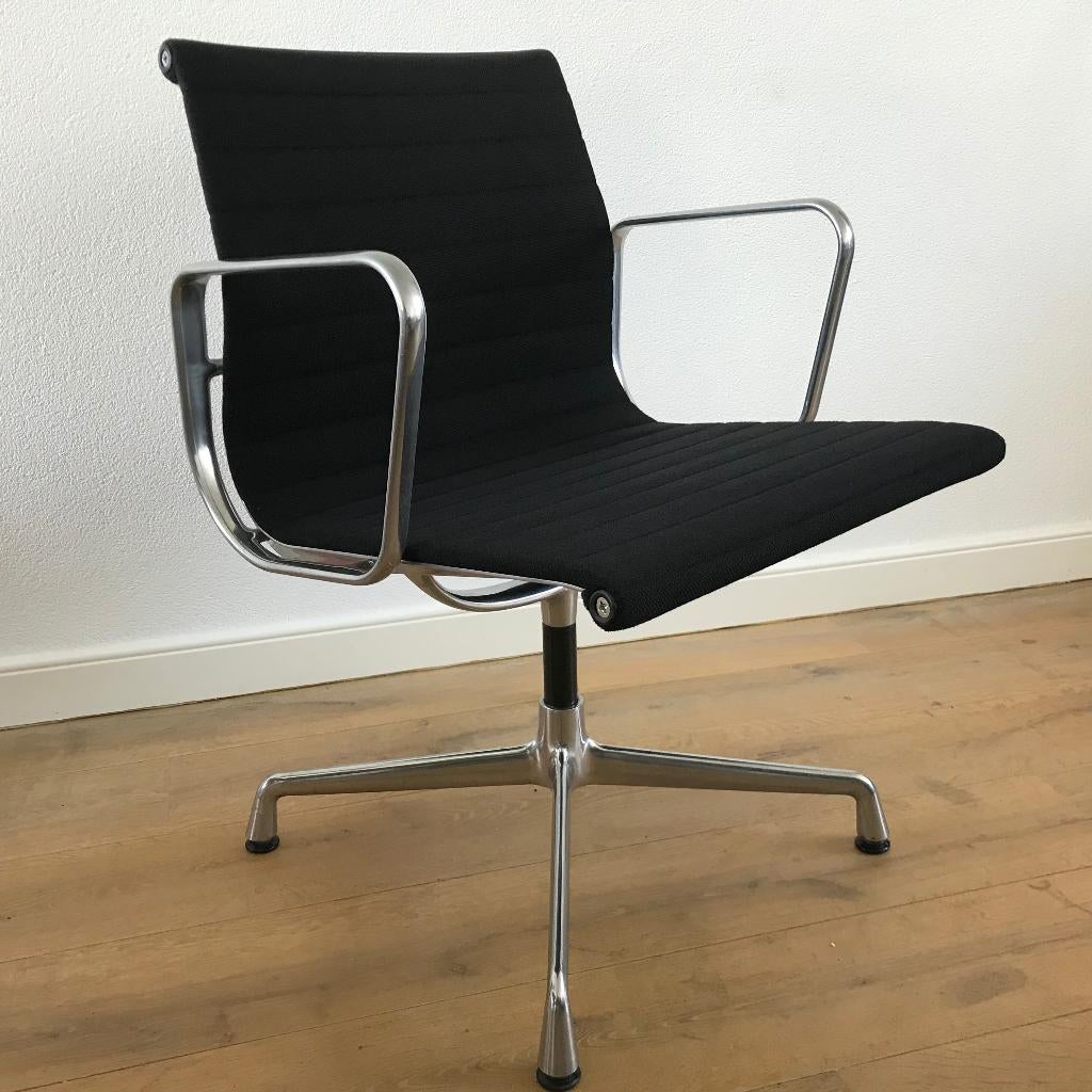 Vitra EA107 EA 107 stoel gepolijst zwart, Zwart, Ophalen of Verzenden, Nvt, Eén