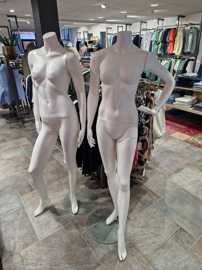 Dames paspoppen (2x) ook los te koop. 60eu p.p., Onbekend, Ophalen, Gedragen