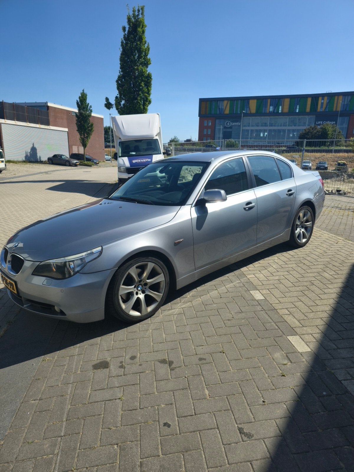 BMW 5-Serie 2.5 I 525 AUT 2005 Grijs, Auto's, Automaat, Achterwielaandrijving, Zwart, 2000 kg